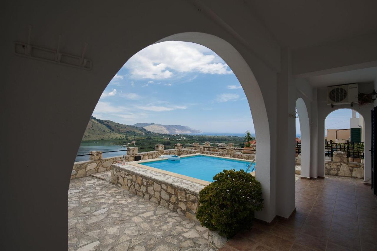 The Lakescape Villa In Kournas Dhimitroulianá Buitenkant foto